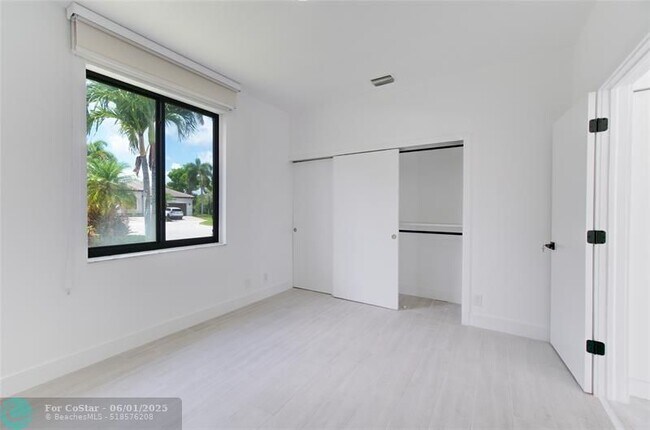 Building Photo - 2550 Jardin Terrace