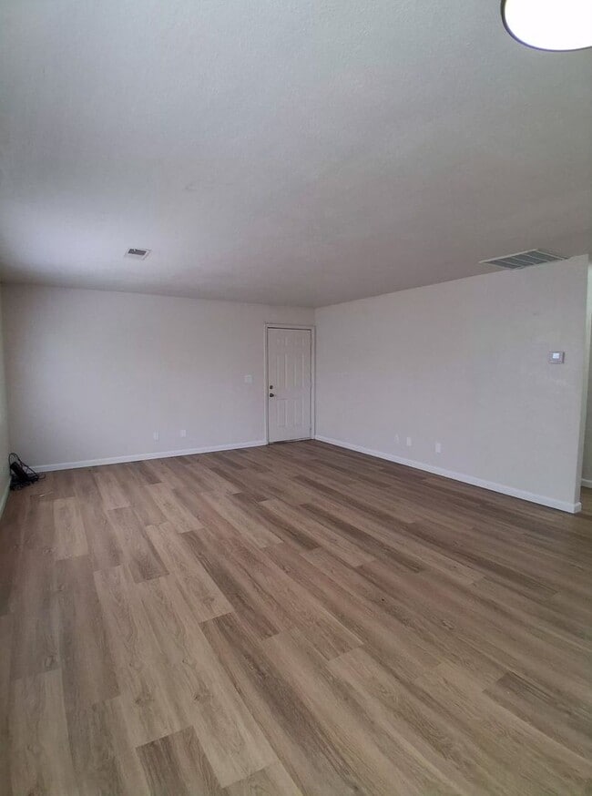 Building Photo - 546/550 E Polk St