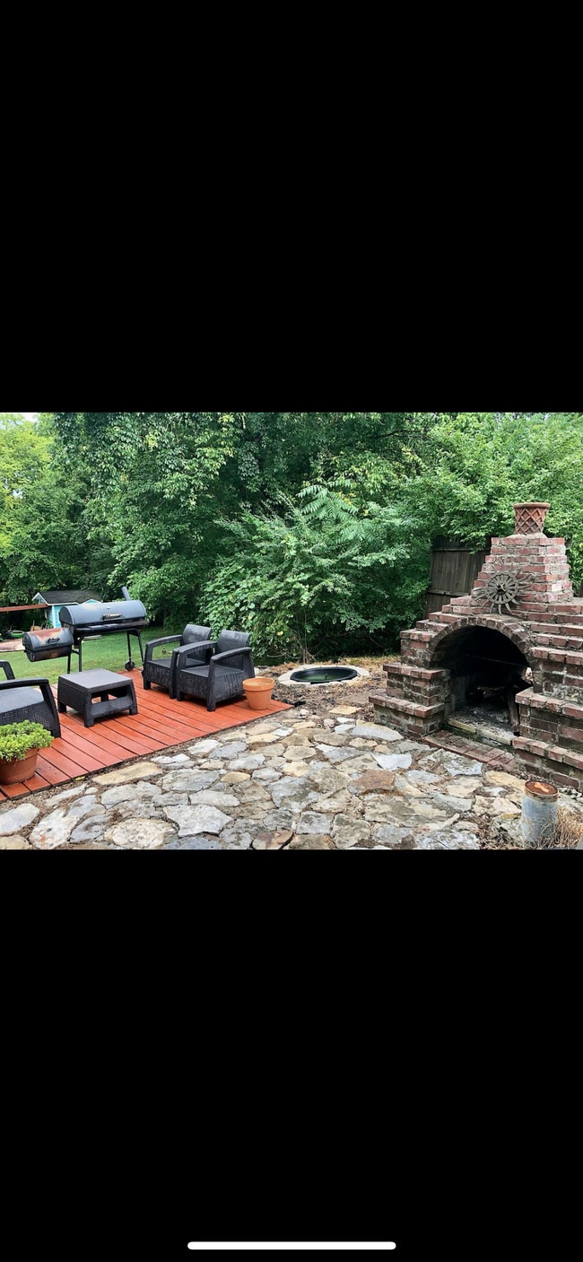 Building Photo - 318 Maple St