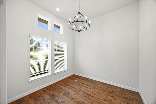 Building Photo - 4627 Clear Creek Dr