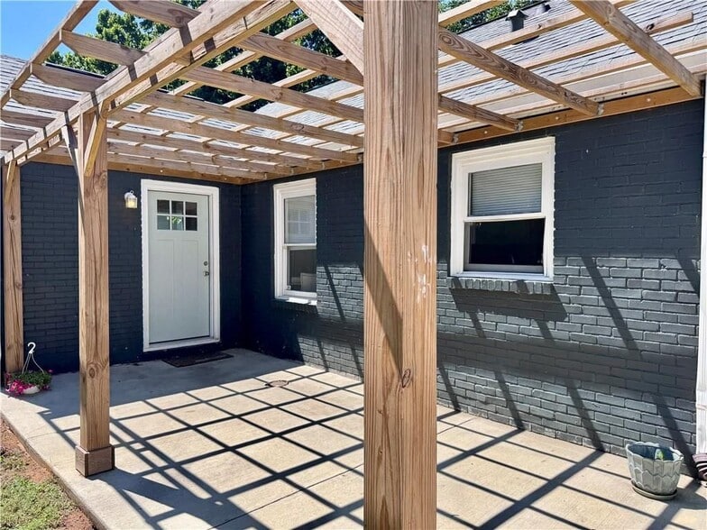 Building Photo - 2450 Lynn Iris Dr