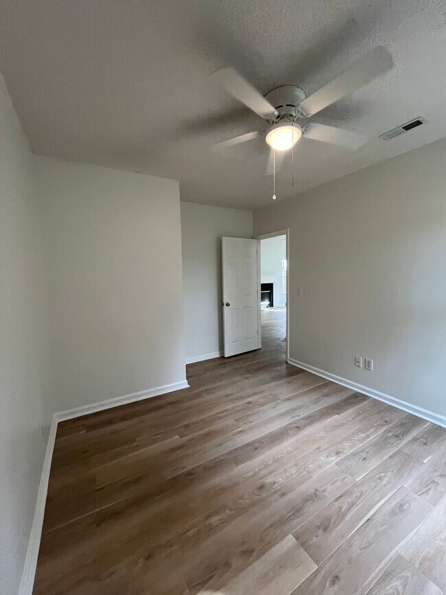 Building Photo - Discover this well-maintained 3-bedroom, 2-bath home in Carriage Hills