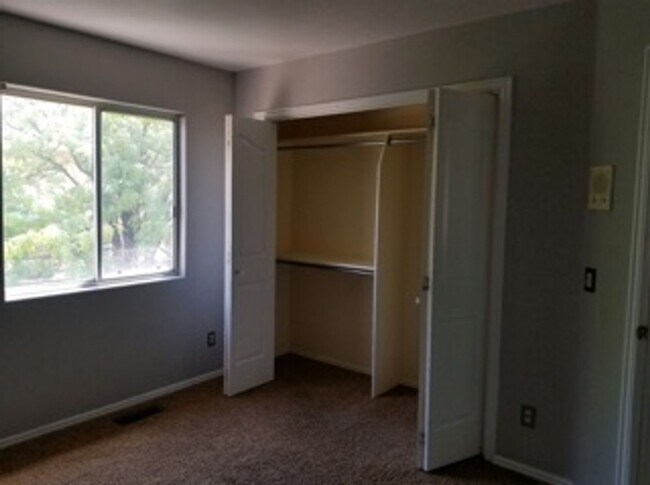 Building Photo - Beautiful Bloomington Hills Home