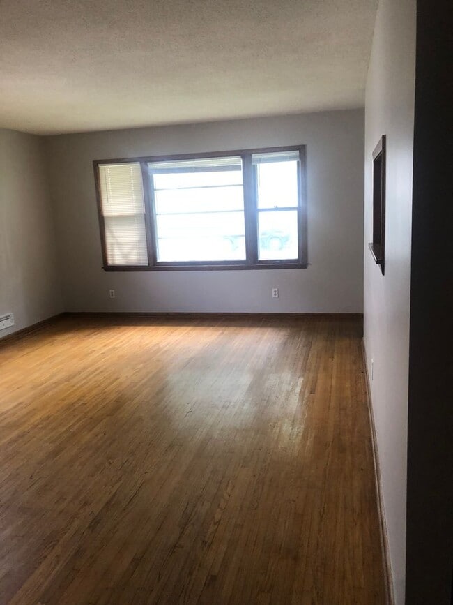 Building Photo - LARGE 3BED/1BATH/GARAGE/YARD - SINGLE FAMI...