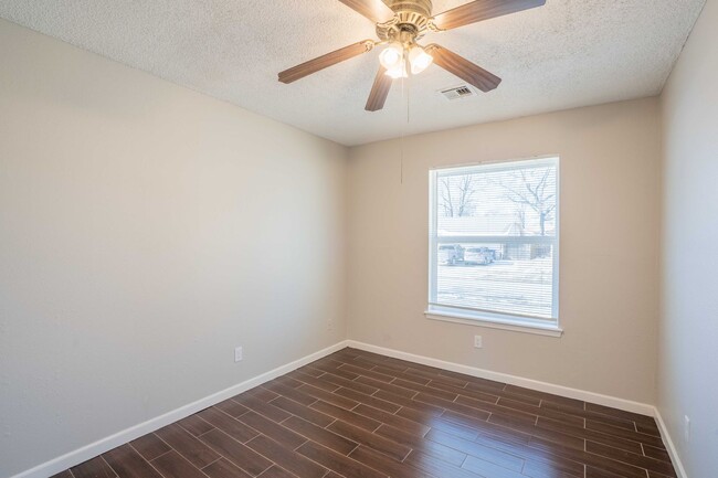 Building Photo - 3 BED 1 BATH! Schedule a tour today!