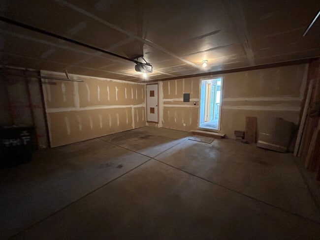 Building Photo - 2 Bed/ 1.5 Bath Home