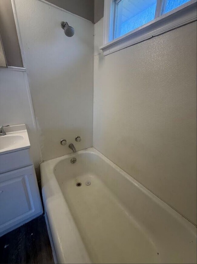 Building Photo - Charming 4 Bedroom House!