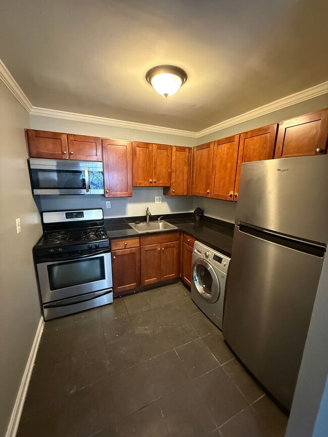 Building Photo - Cozy 1 Bedroom 1 Bathroom Condo- Conveniently Located at DC line