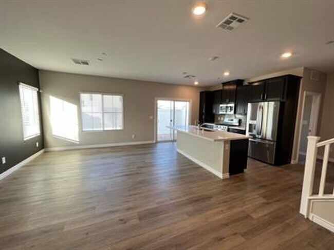 Building Photo - 3 Bedroom 2.5 Bathroom Townhome - Pet Friendly.