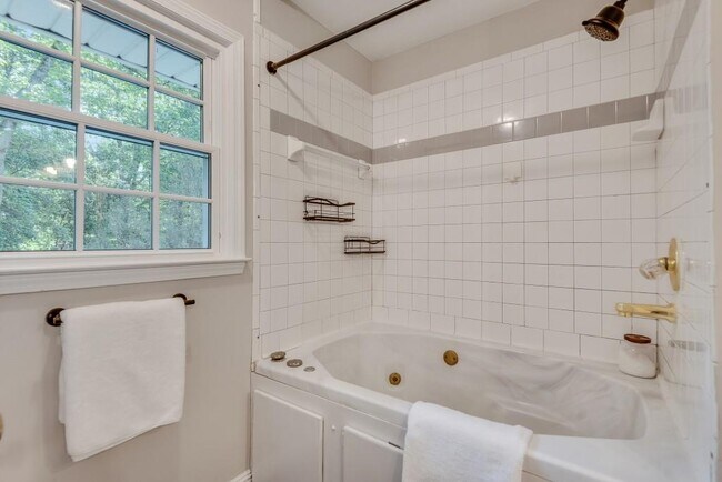 Building Photo - 2663 Rangewood Dr NE