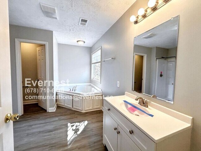 Building Photo - Spacious 3-Bedroom Home in a Vibrant and A...