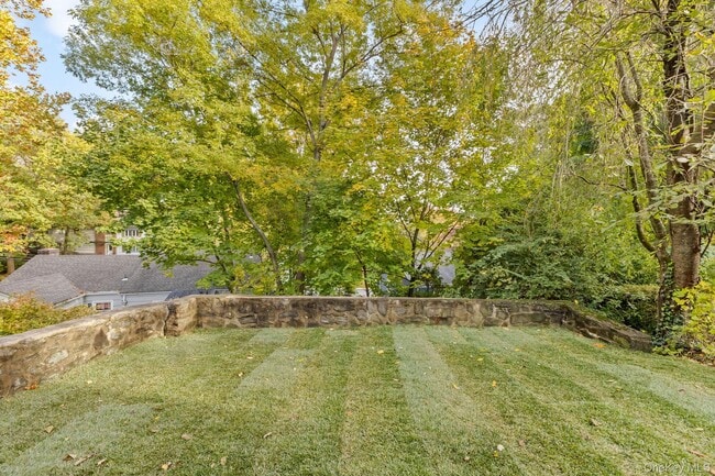 Building Photo - 202 E Garden Rd