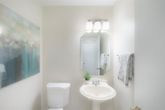 Building Photo - 2201 Broughton Ct