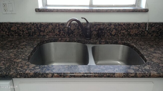 Building Photo - 55 Vining Ct