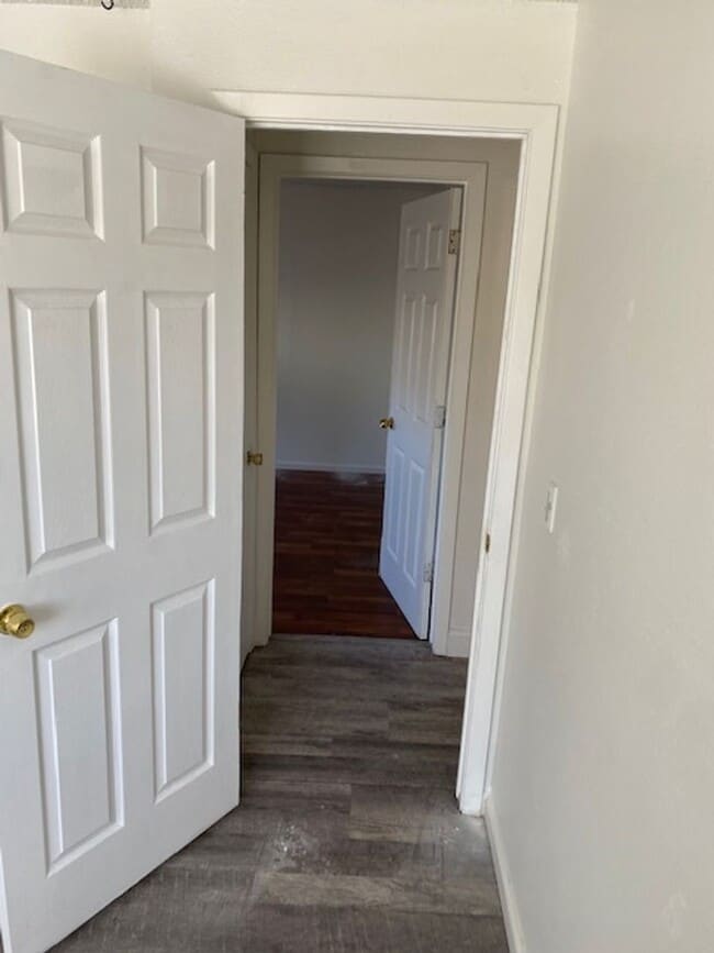 Building Photo - Spacious home on Large Lot