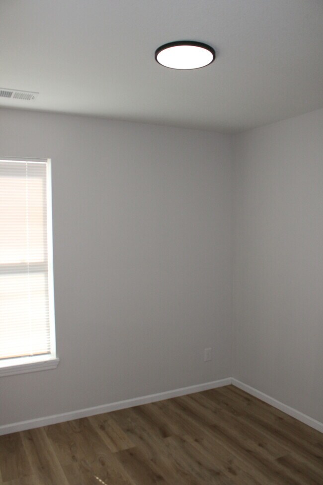 Building Photo - 3bed 1 bath in Independence - Newer Build