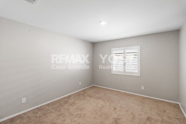 Building Photo - Half off the first months rent and owner paid SOLAR!!