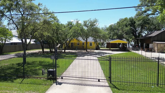 Building Photo - 2388 Lakeshore Dr