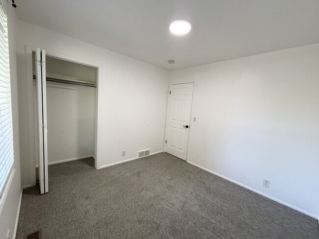 Building Photo - 2243 Aspen Hills Dr