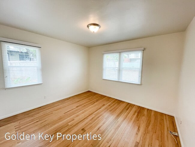 Building Photo - Charming single level home in South Oceans...