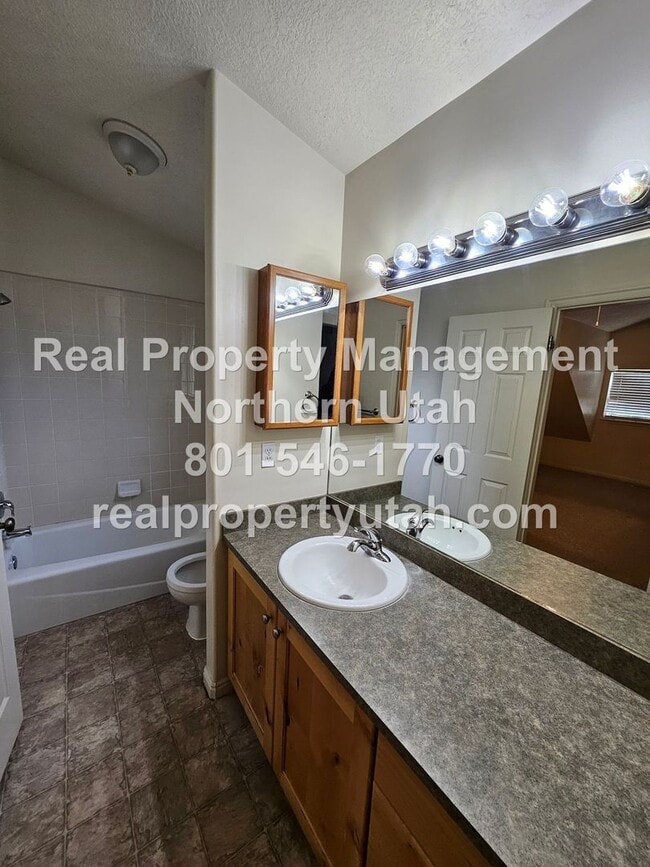 Building Photo - 3 Bedroom Townhome in Ogden