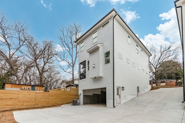 Building Photo - Modern 4-bedroom, 4-bathroom Home in Durham, NC