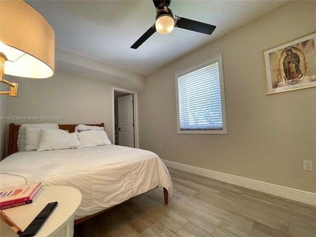Building Photo - 557 De Leon Dr