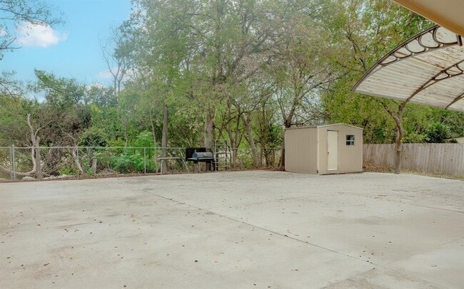 Building Photo - 9801 Oriole Dr