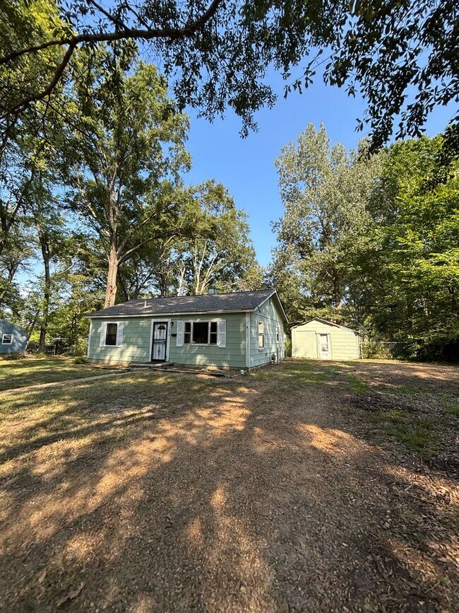 Building Photo - 3 bdrm 1 Bath home near Millington Elementary