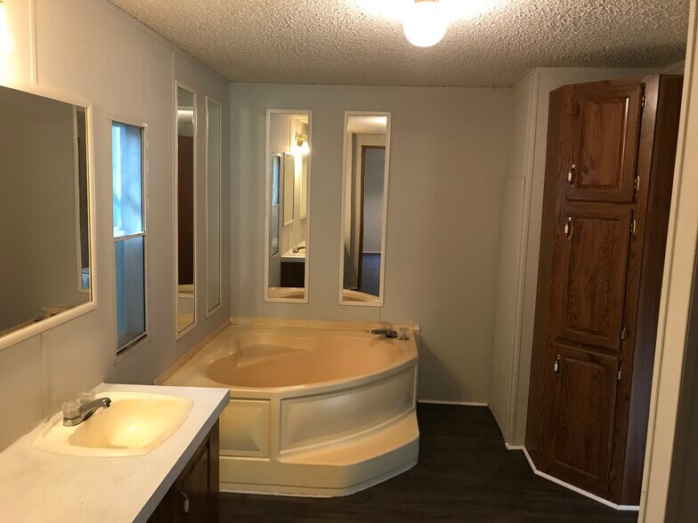 Building Photo - 105 Goshen Ct