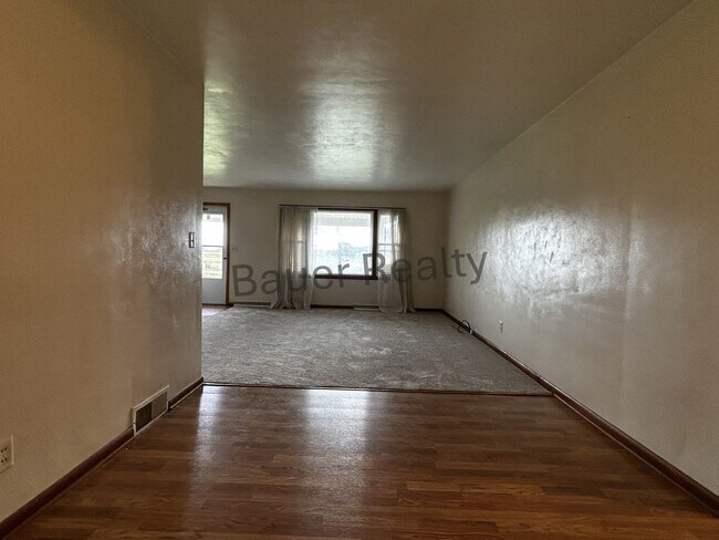 Building Photo - Three Bedroom, Crestview Local Schools