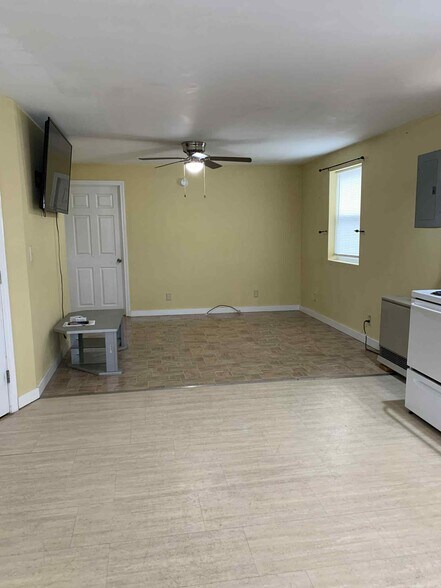 Building Photo - 851 Western Ave