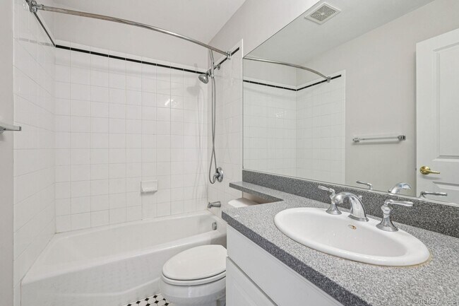 Building Photo - 10 Bridge Ln