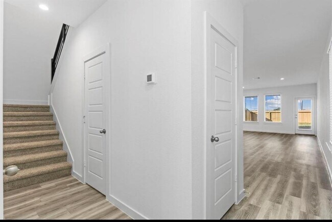 Building Photo - 2911 Crown Gate Dr