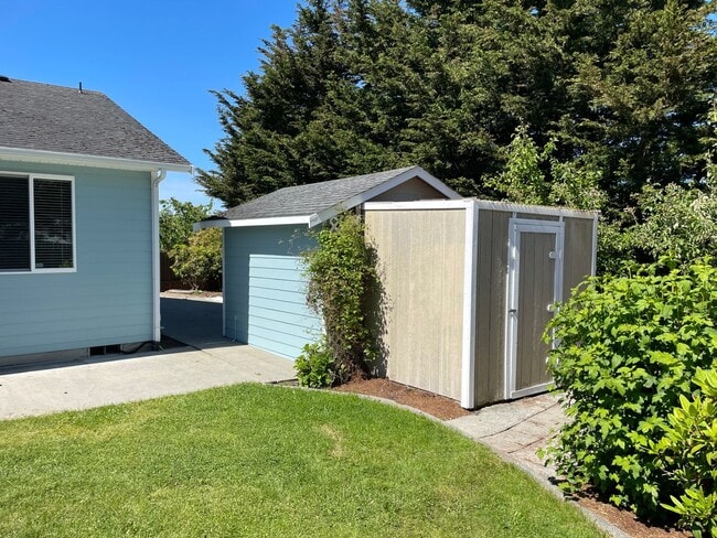 Building Photo - Lovely Single Level Home in Oak Harbor and...
