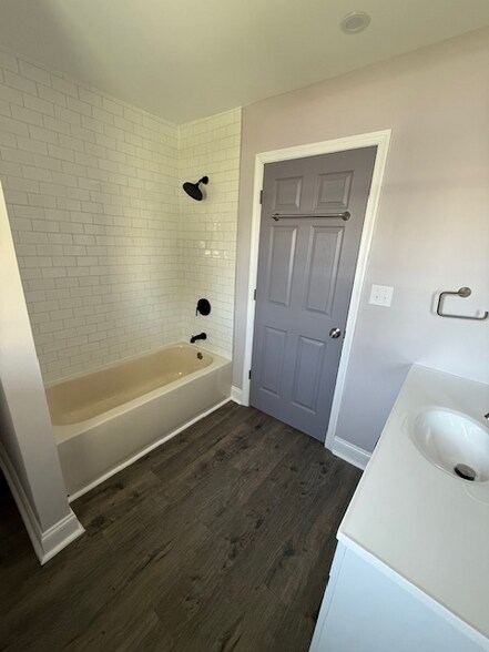 Building Photo - 115 Oak St