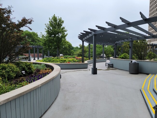 Building Photo - 5415 N Sheridan Rd