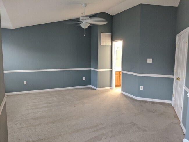 Building Photo - 3 Level townhouse in Frederick available e...