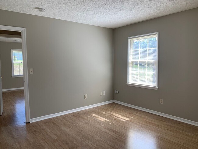 Building Photo - SW Large Brick Home, Updated Kitchen & Bathrooms, Wood Like Flooring, Fenced Yard!