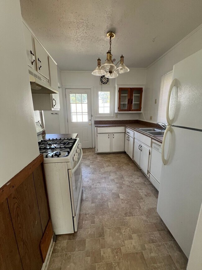 Building Photo - Don't Miss Out!