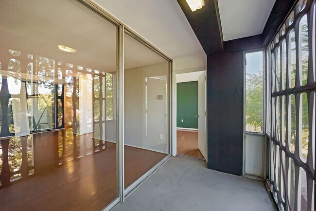 Building Photo - 1 bedroom 1 bathroom Condo in Navy Yard!