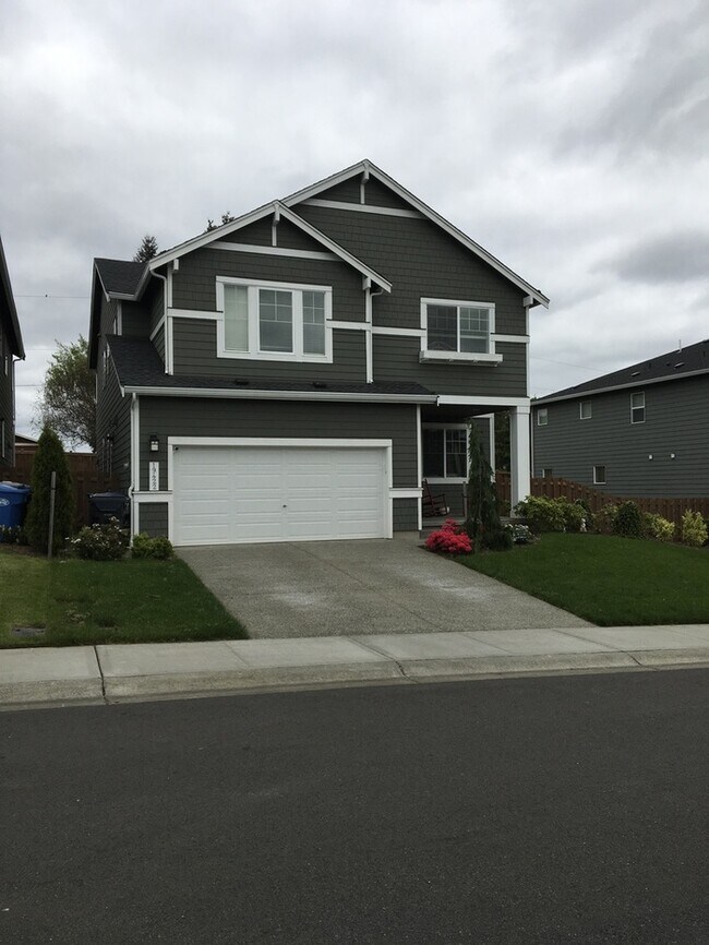 Building Photo - Large 4 bedroom home