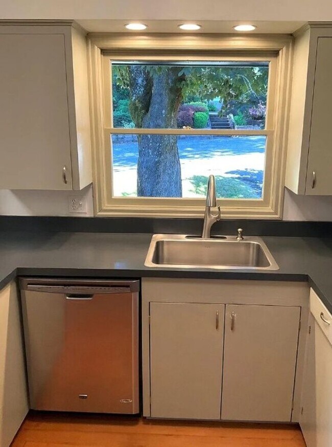 Building Photo - Charming Maplewood SFH with garden beds, fruit trees and finished basement