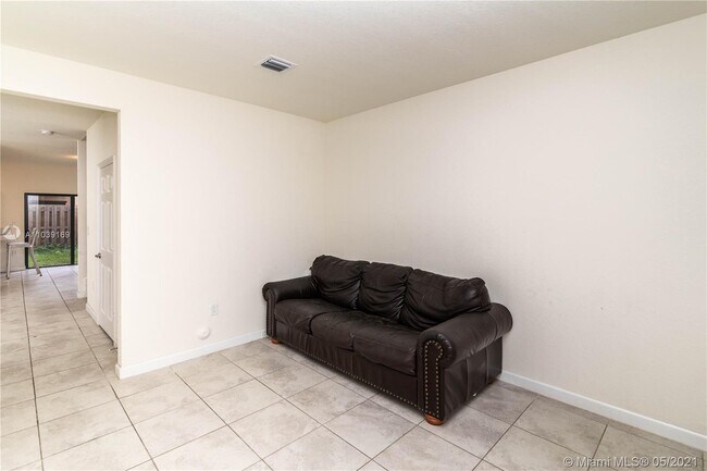 Building Photo - 3376 SE 1st St