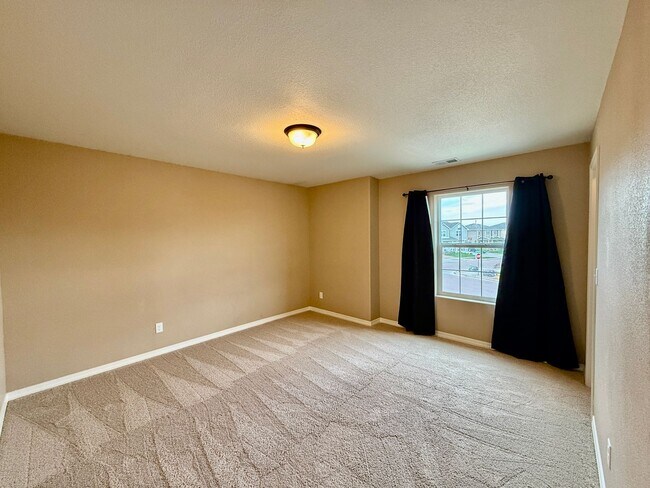 Building Photo - Beautiful Bedroom in Forest Meadows!