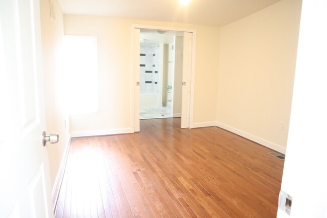 Building Photo - (Townhouse for Rent ) Simply Beautiful