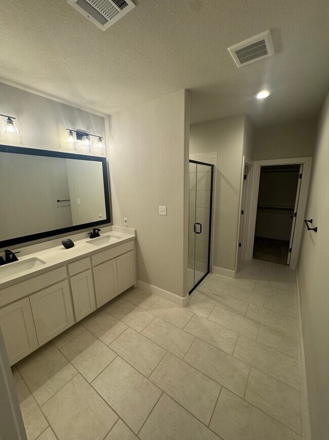 Building Photo - 3/2/2 - FIREPLACE - MUDROOM - GODLEY ISD