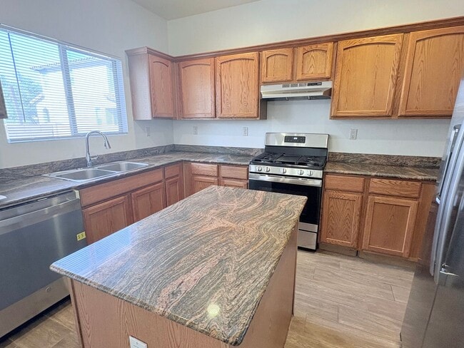 Building Photo - 4 bed/3bath in desirable Paseo Del Rio Community