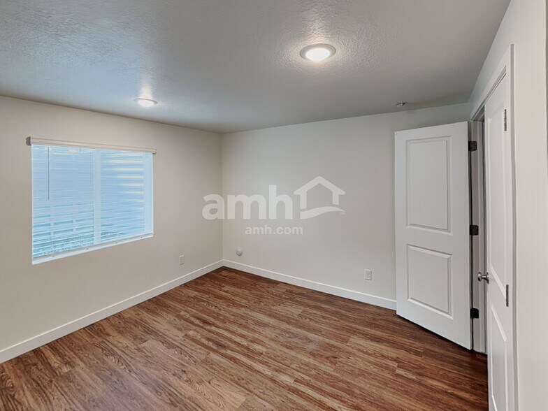 Building Photo - 1244 W Mahogany St