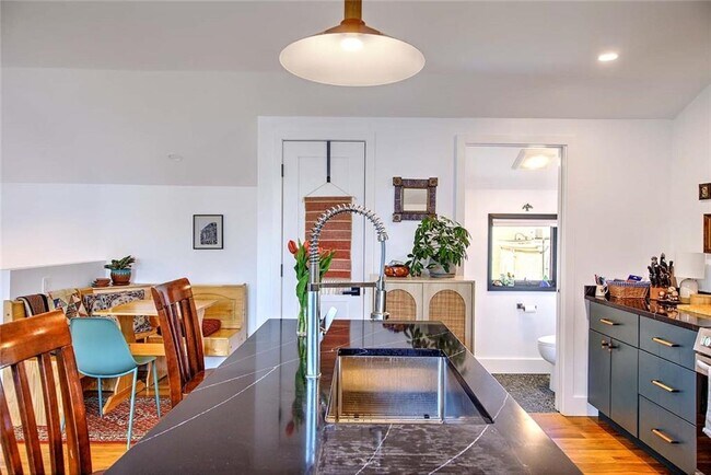 Building Photo - 37 Ring St